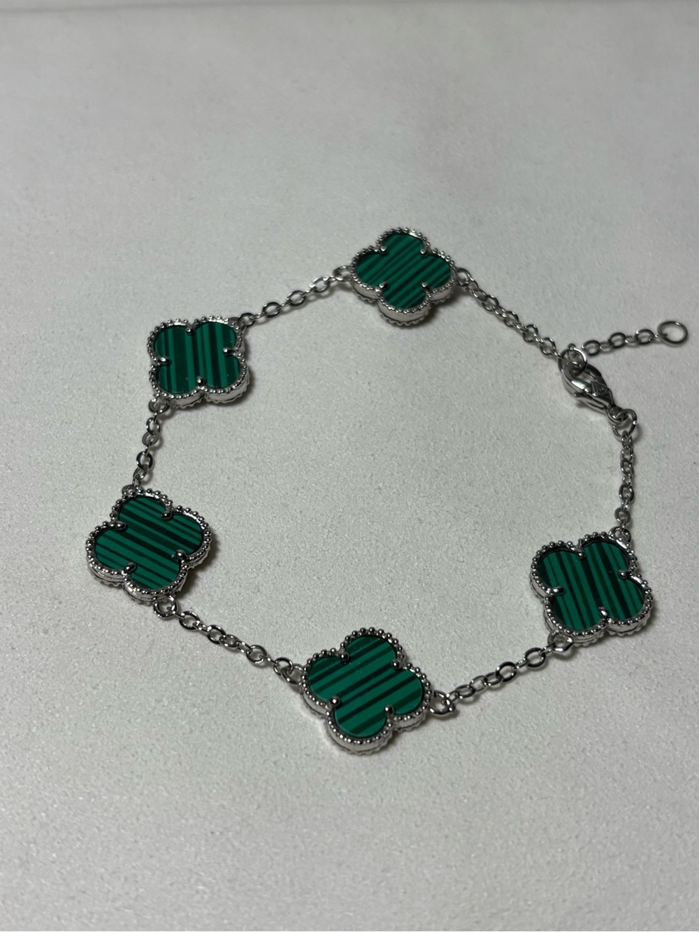 Green Clover Link Bracelet – Elegant Silver-Tone Four-Leaf Design